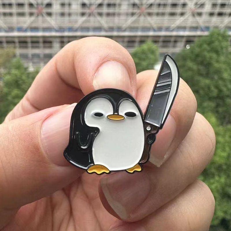 Vintage Fashion Boutique - Divertido pingüino sosteniendo cuchillo grande broche